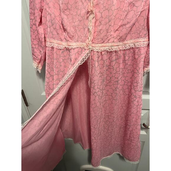 Vintage pink and silver dressing gown - Picture 3 of 8